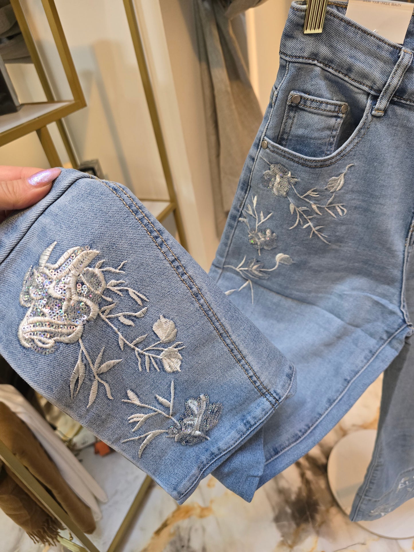 Jeans mit weissen Blumen