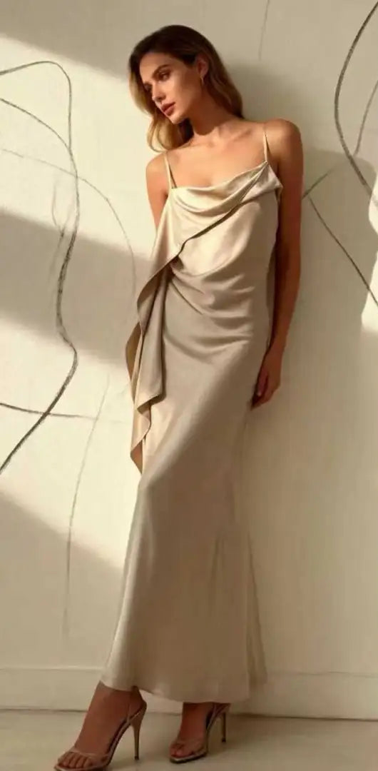 Satin-Maxikleid mit Wasserfallausschnitt