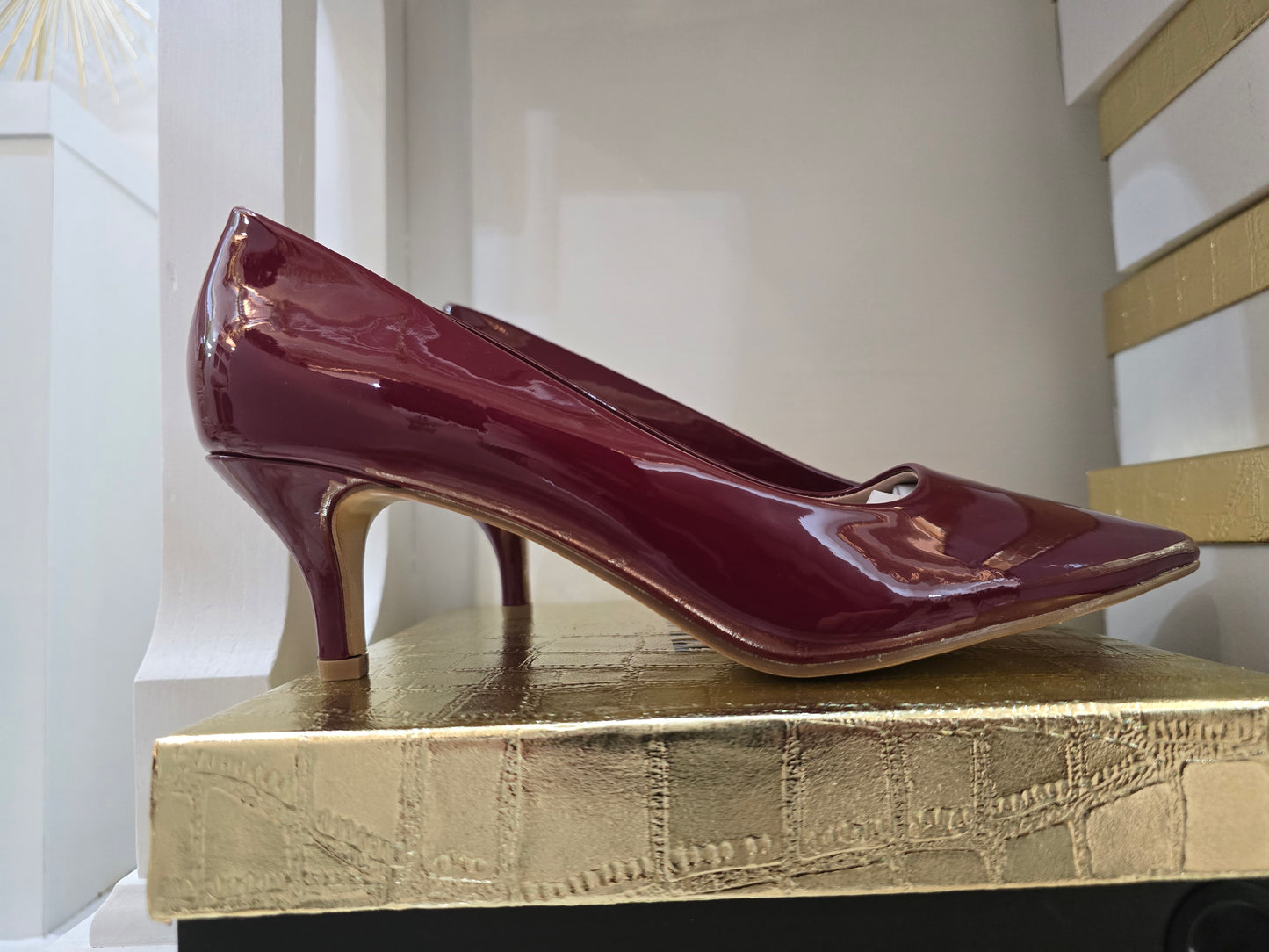 Lack-Pumps mit Kitten Heel