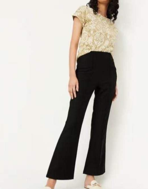 Stoffhose mit weitem Bein