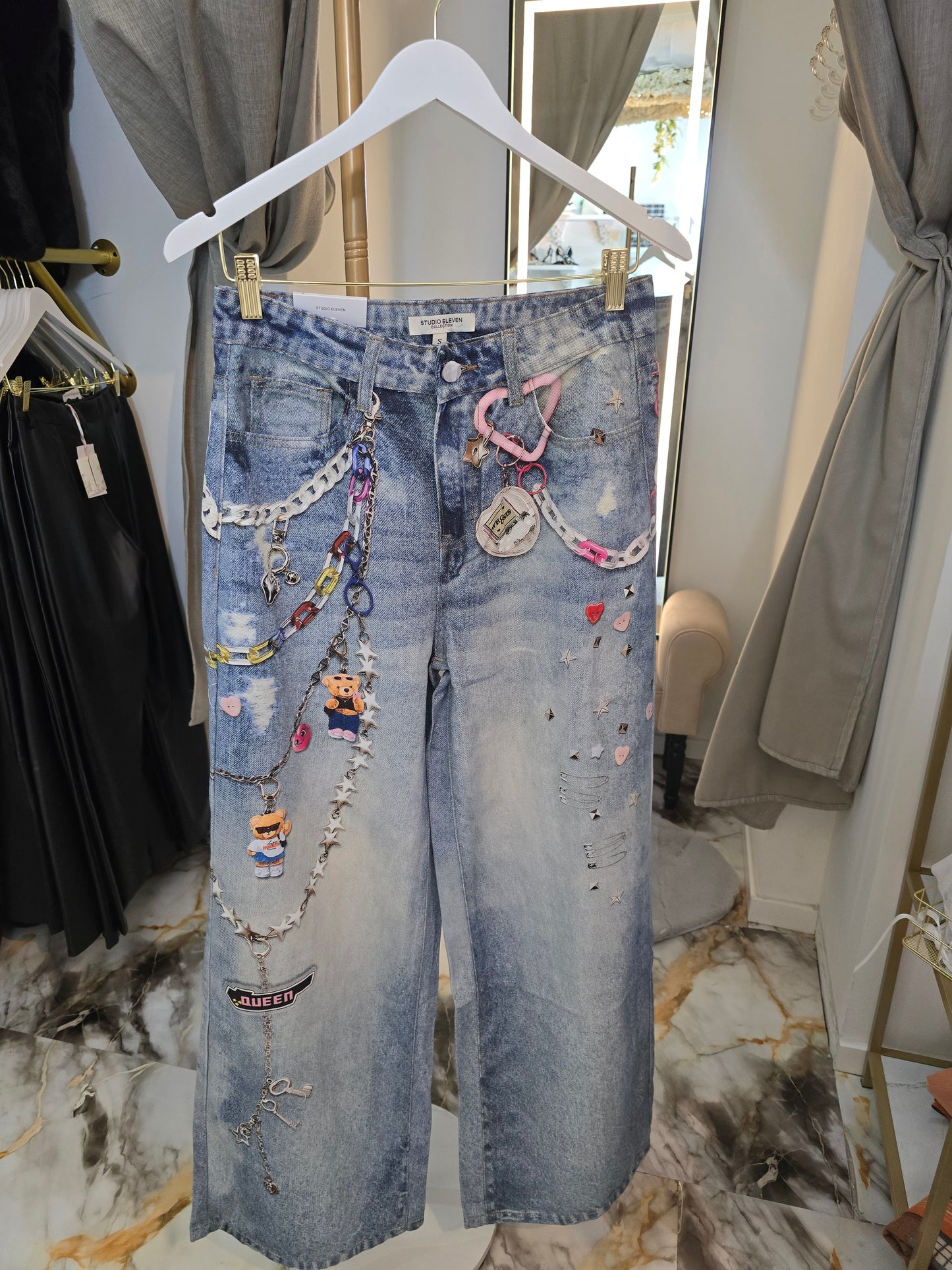 Jeans mit Ketten Design