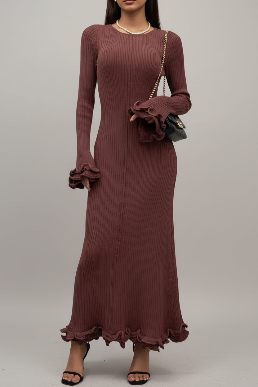 Langes Kleid mit Wellen an den Säumen