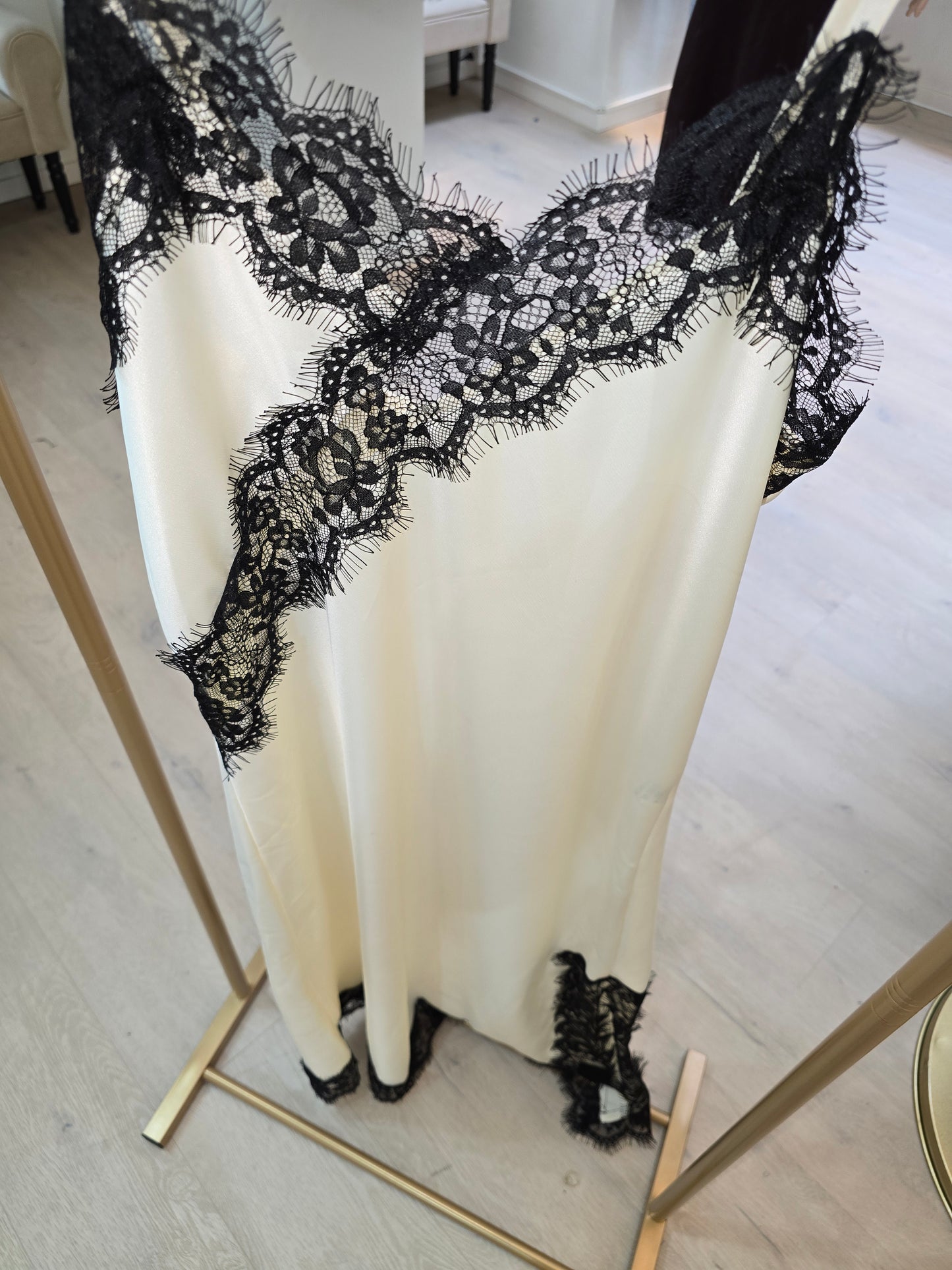 Langes Kleid im Satinlook mit Spitze