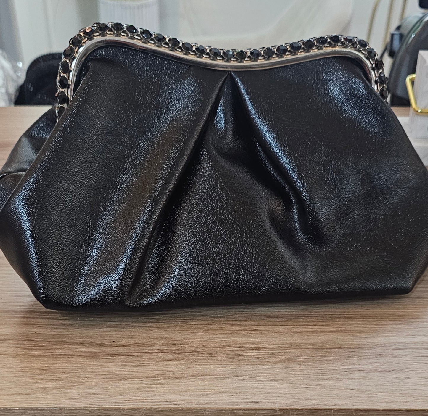 kleine Tasche mit Strasssteinen an den Rändern