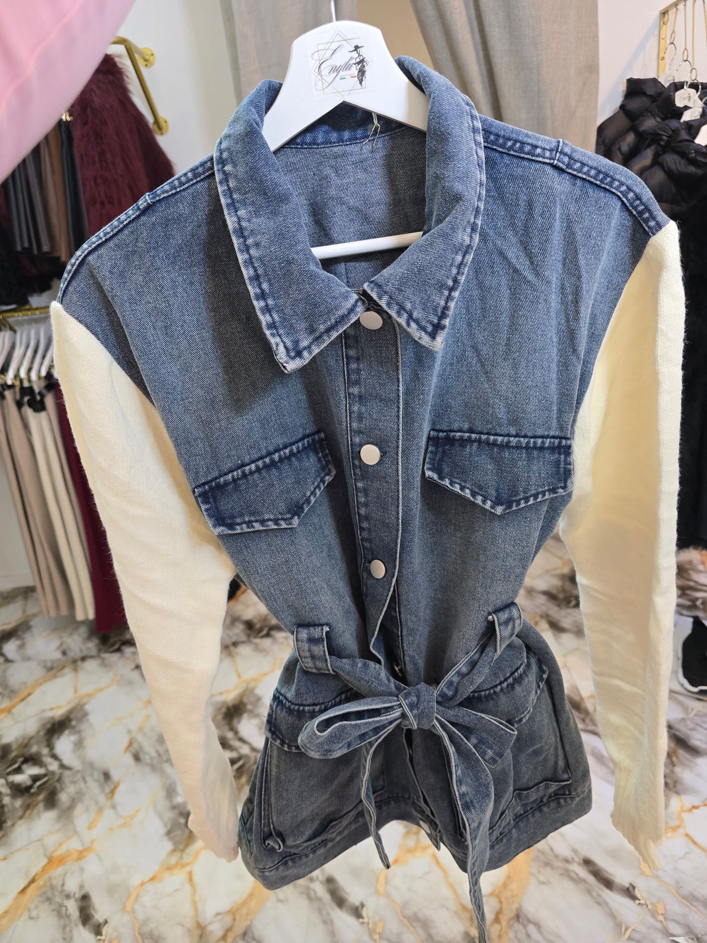 Jeansjacke mit Stoffärmel