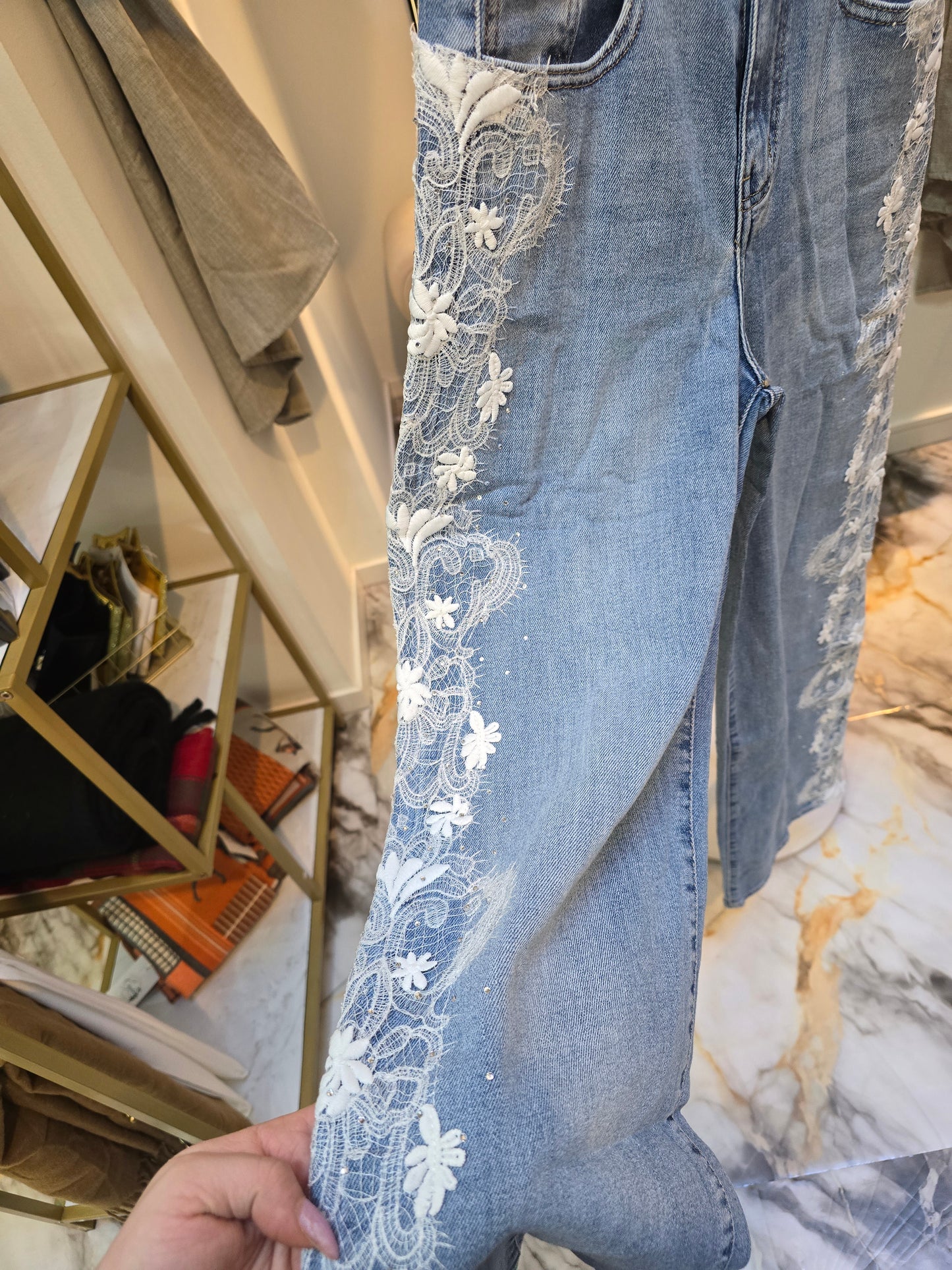 Jeans mit Blumenspitze