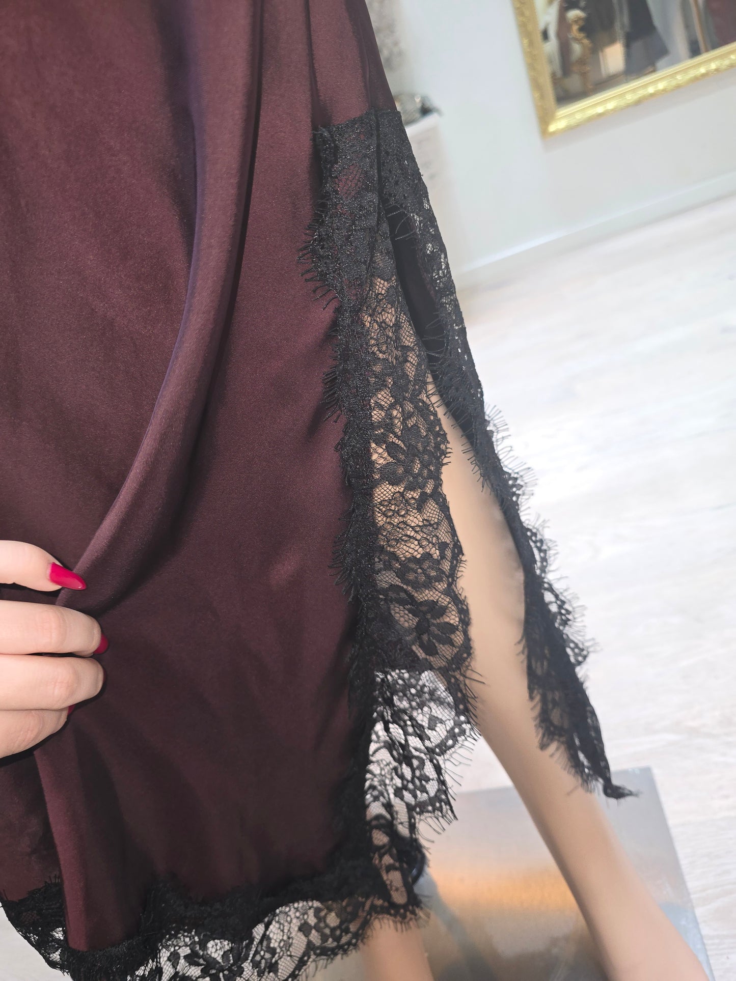 Langes Kleid im Satinlook mit Spitze