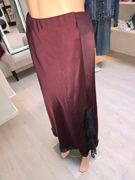 Langer Rock im Satinlook mit Spitze