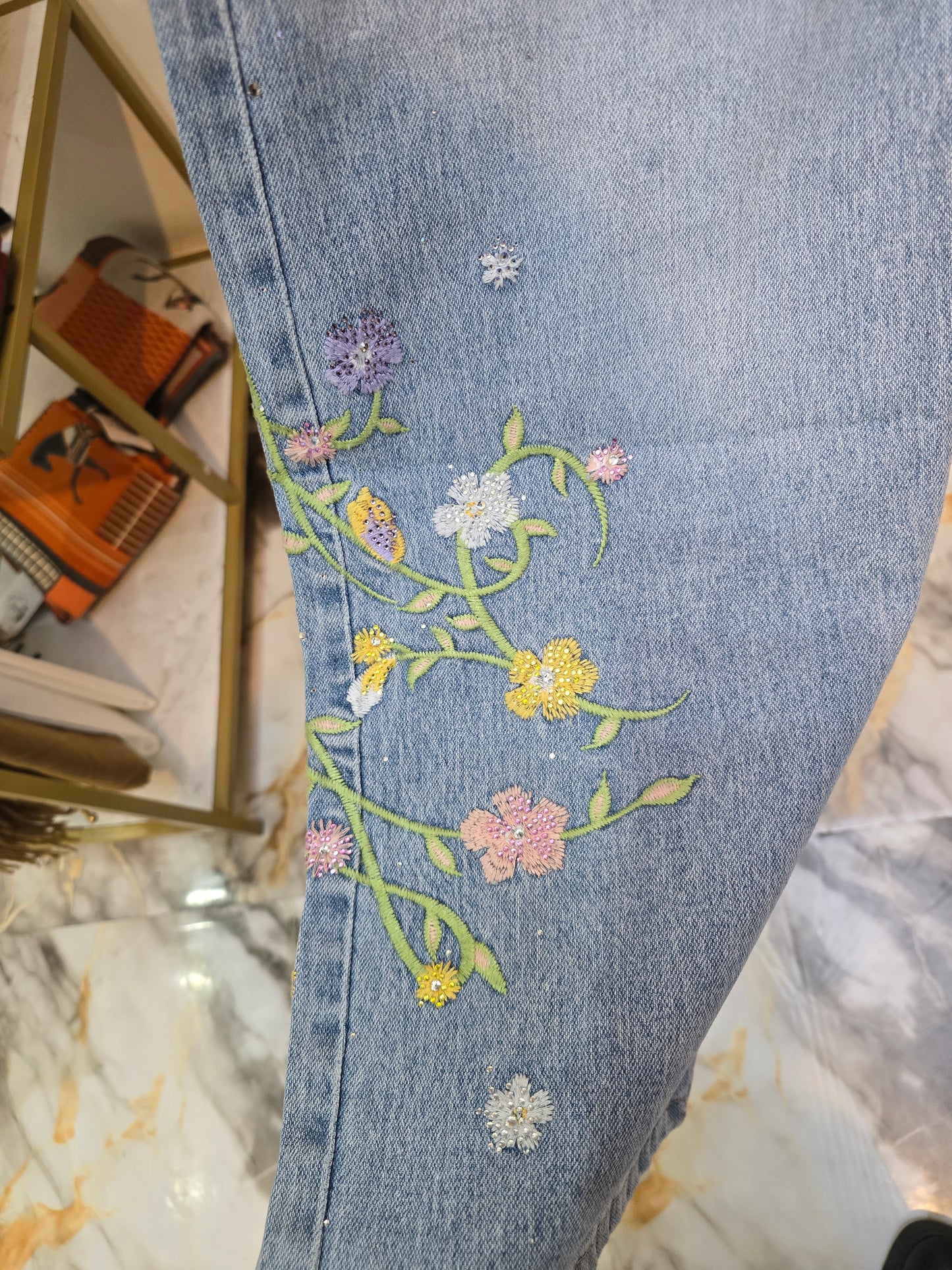 Jeans mit bunten Blumen