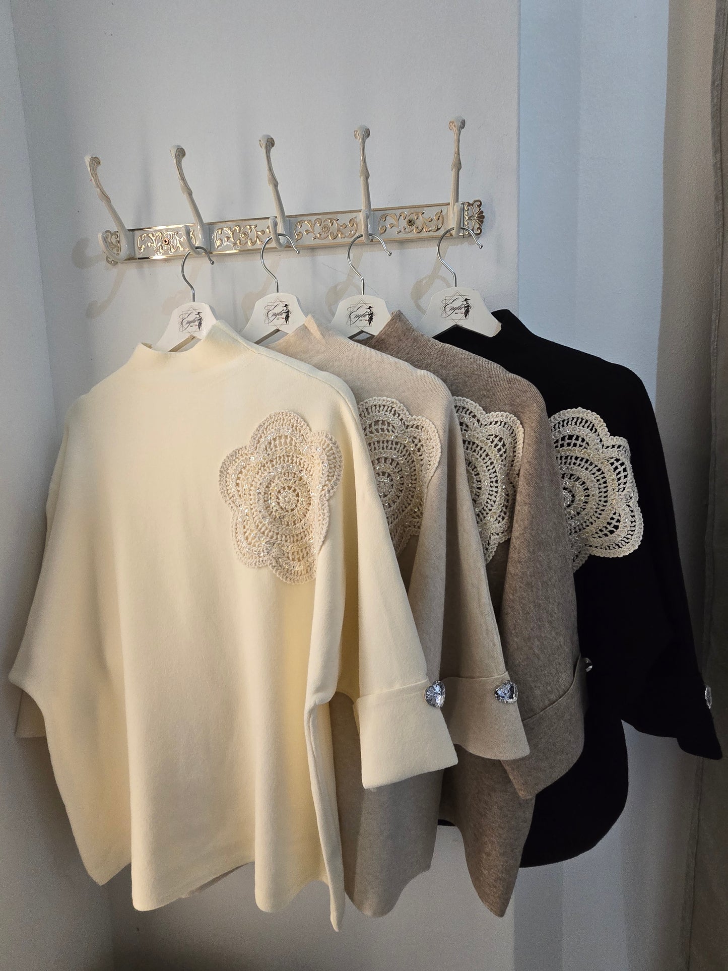 Oversized Pullover mit grosser Blume