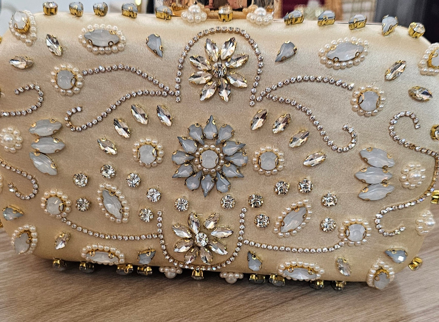 Tasche mit Strassverzierungen