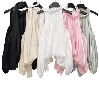 Satinbluse mit Cut-out-Schultern
