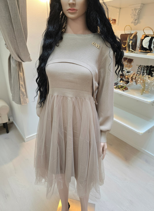 Kurzes Plisseekleid mit Brosche