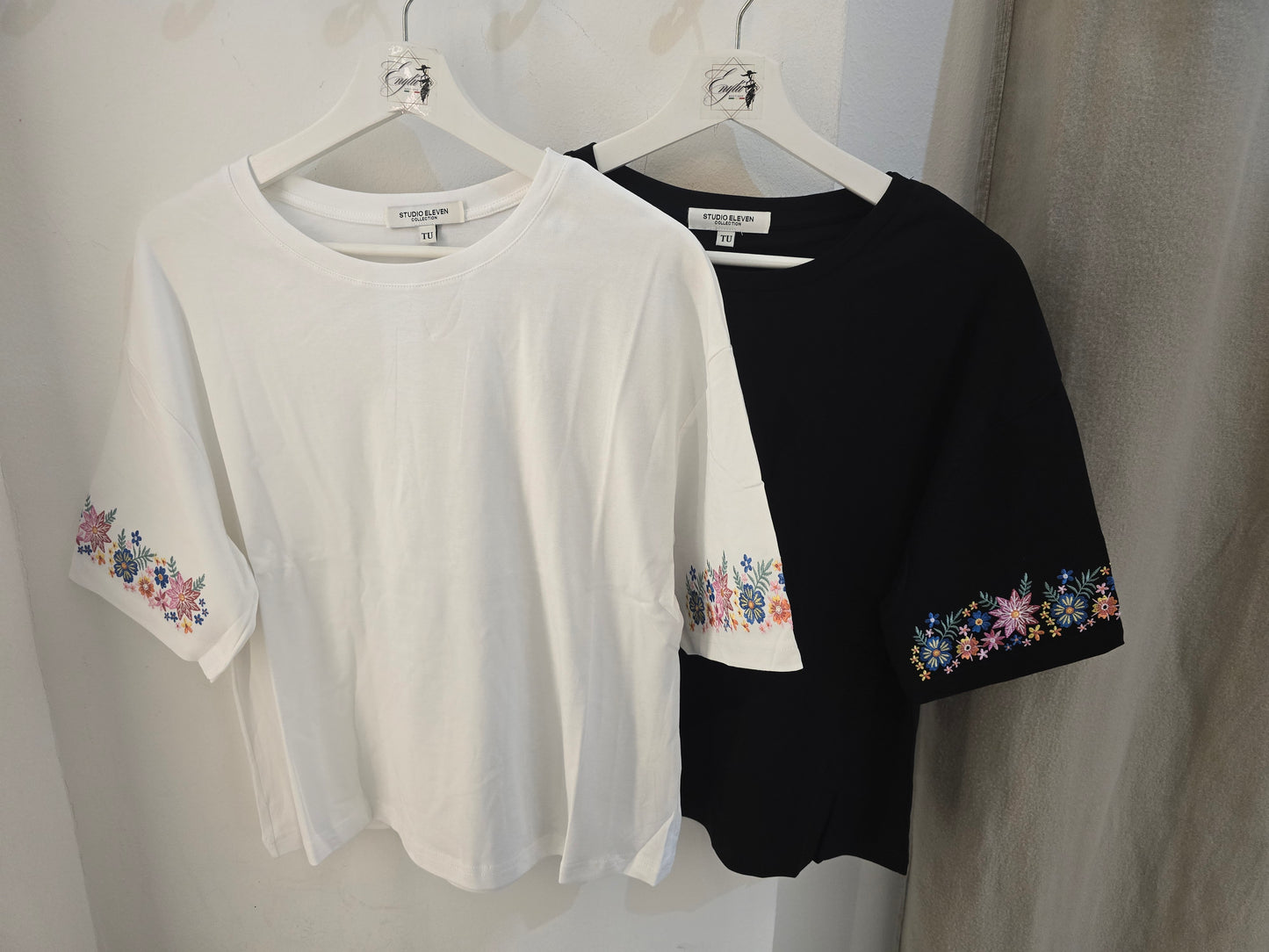 T Shirt mit Bunten Ärmel