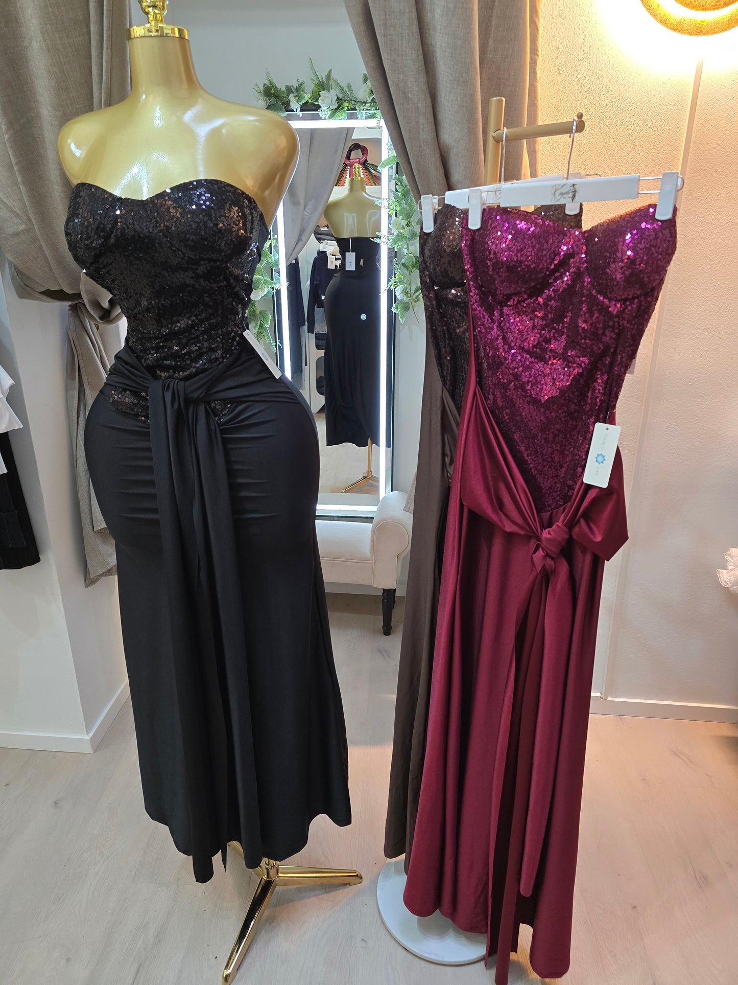 Kleid mit Pailletten im Korsettlook