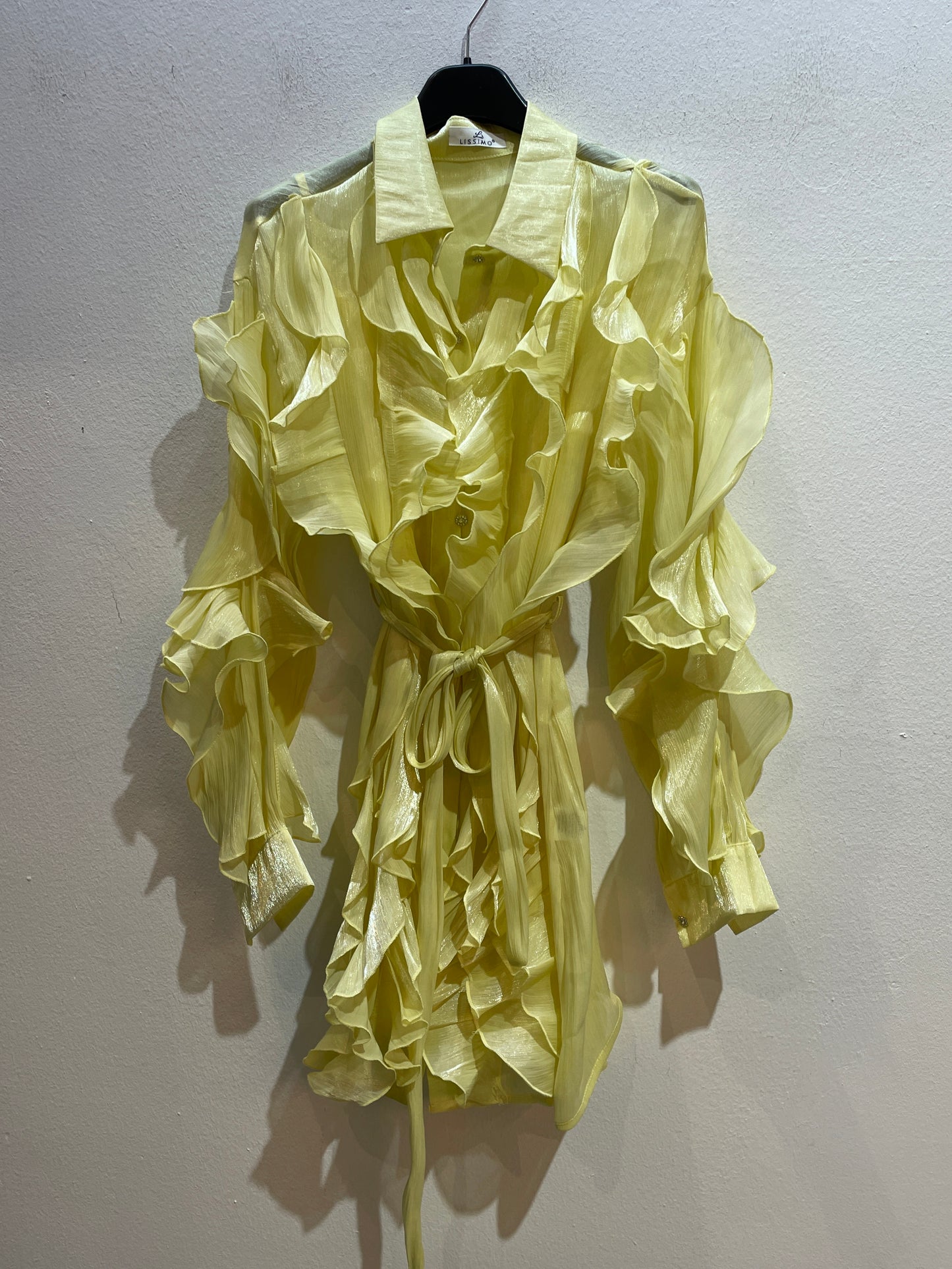 Kurzes Kleid mit welligen Tüll