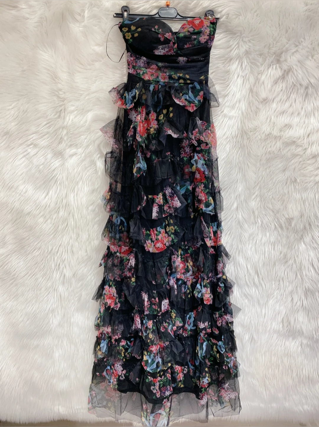 Langes Kleid mit Rüschen