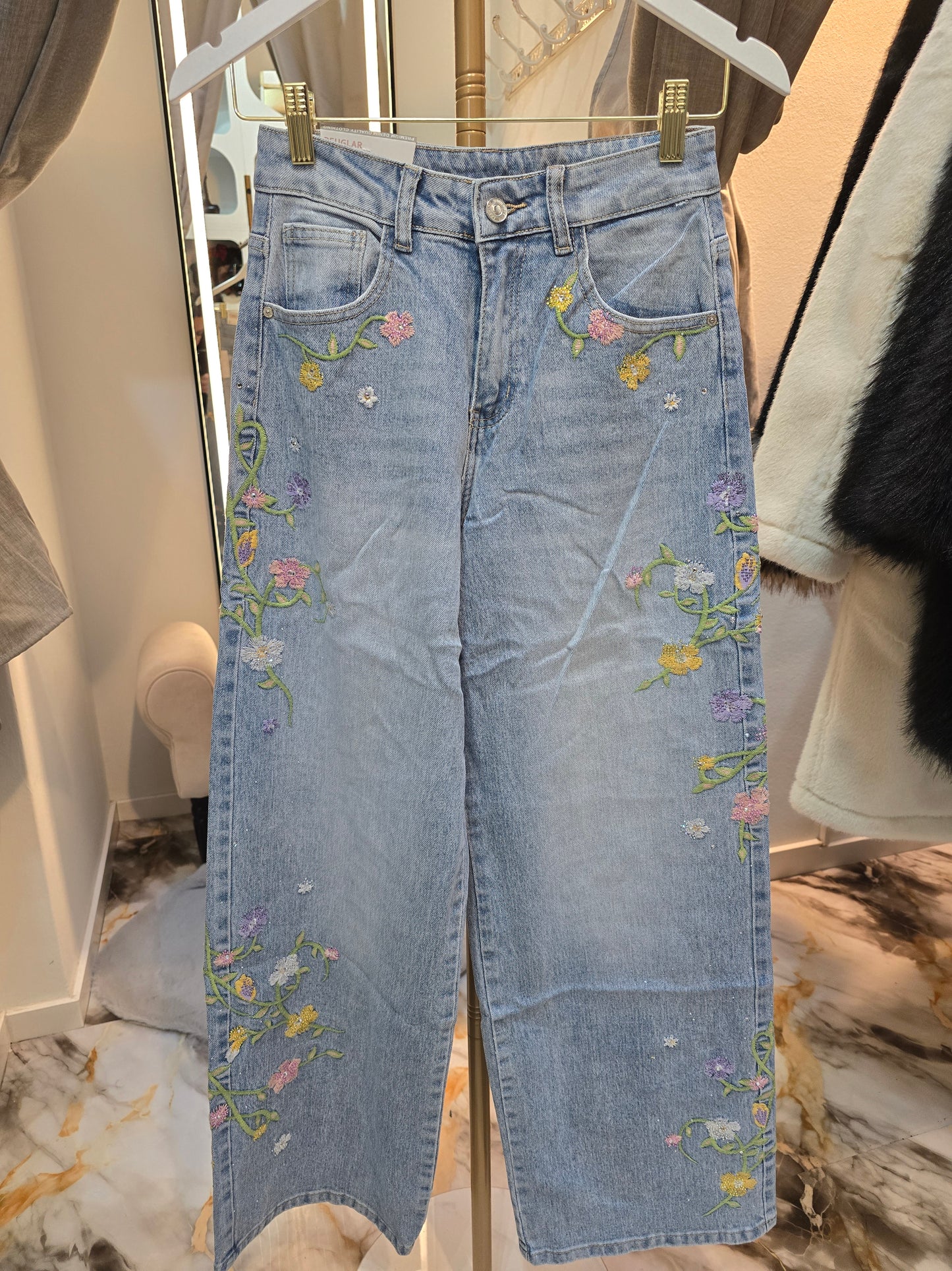 Jeans mit bunten Blumen