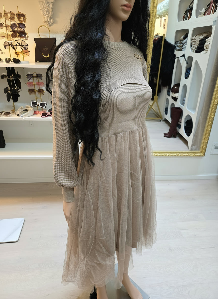 Kurzes Plisseekleid mit Brosche