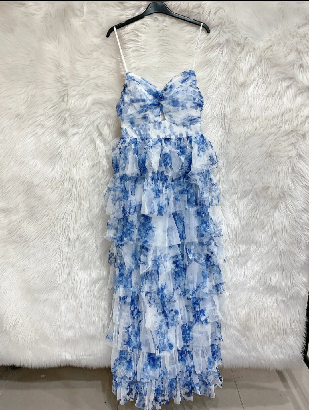 Langes Kleid mit Rüschen und Cut-Out