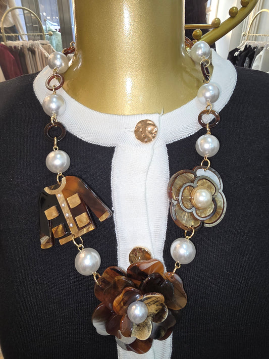 Kette mit Blumen und Cardigan