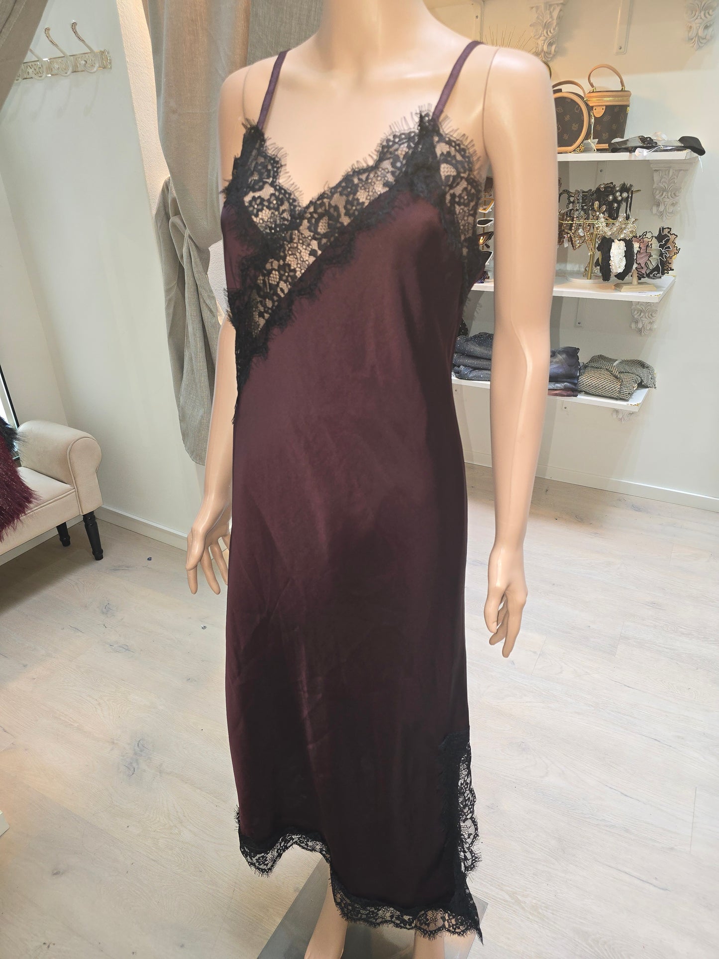Langes Kleid im Satinlook mit Spitze